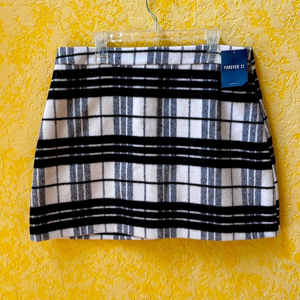FOREVER 21 SHORT BLACK CREAM SKIRT SIZE L